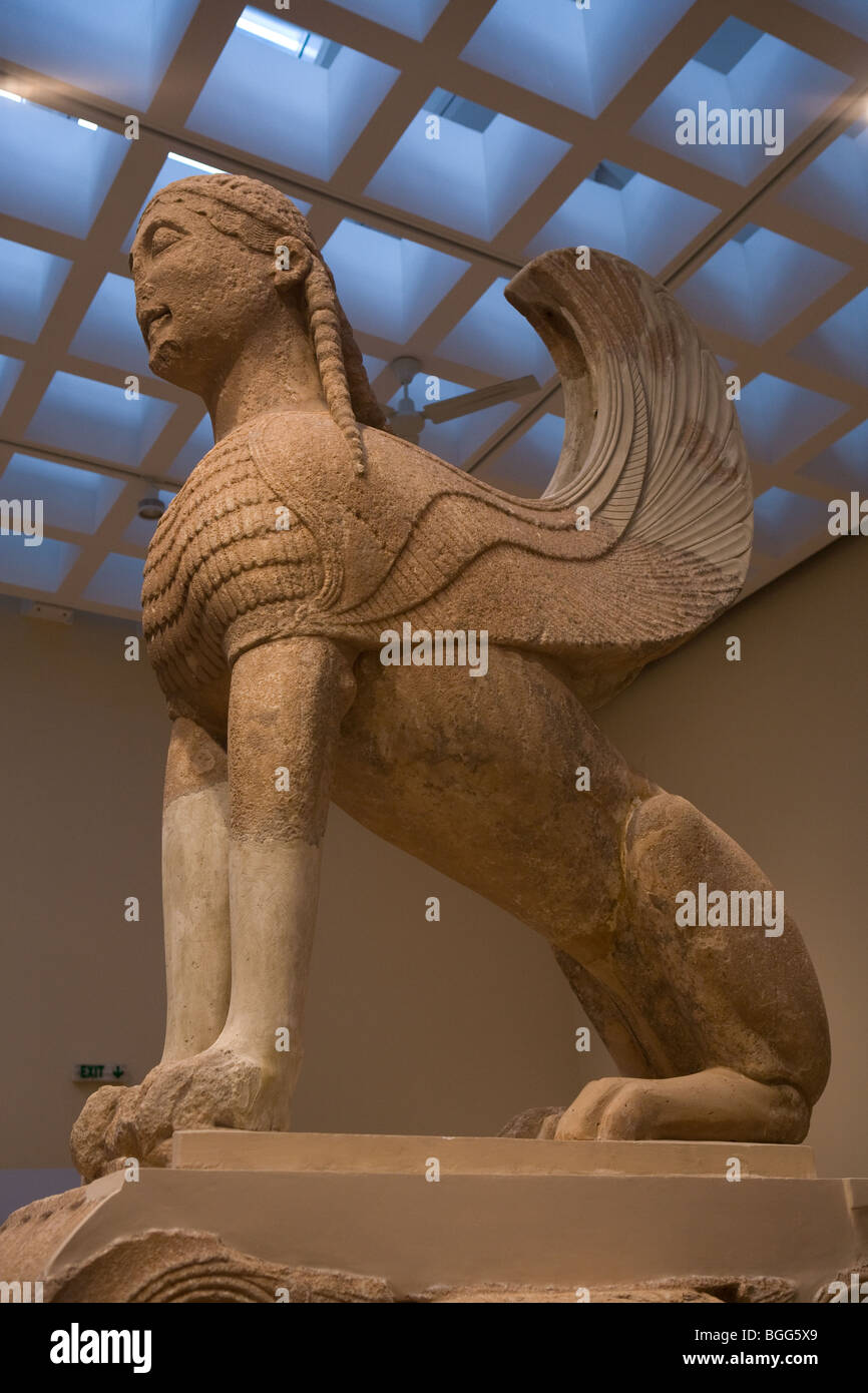 Geflügelte Sphinx wie Wesen aus alten Delphi Stockfotografie - Alamy