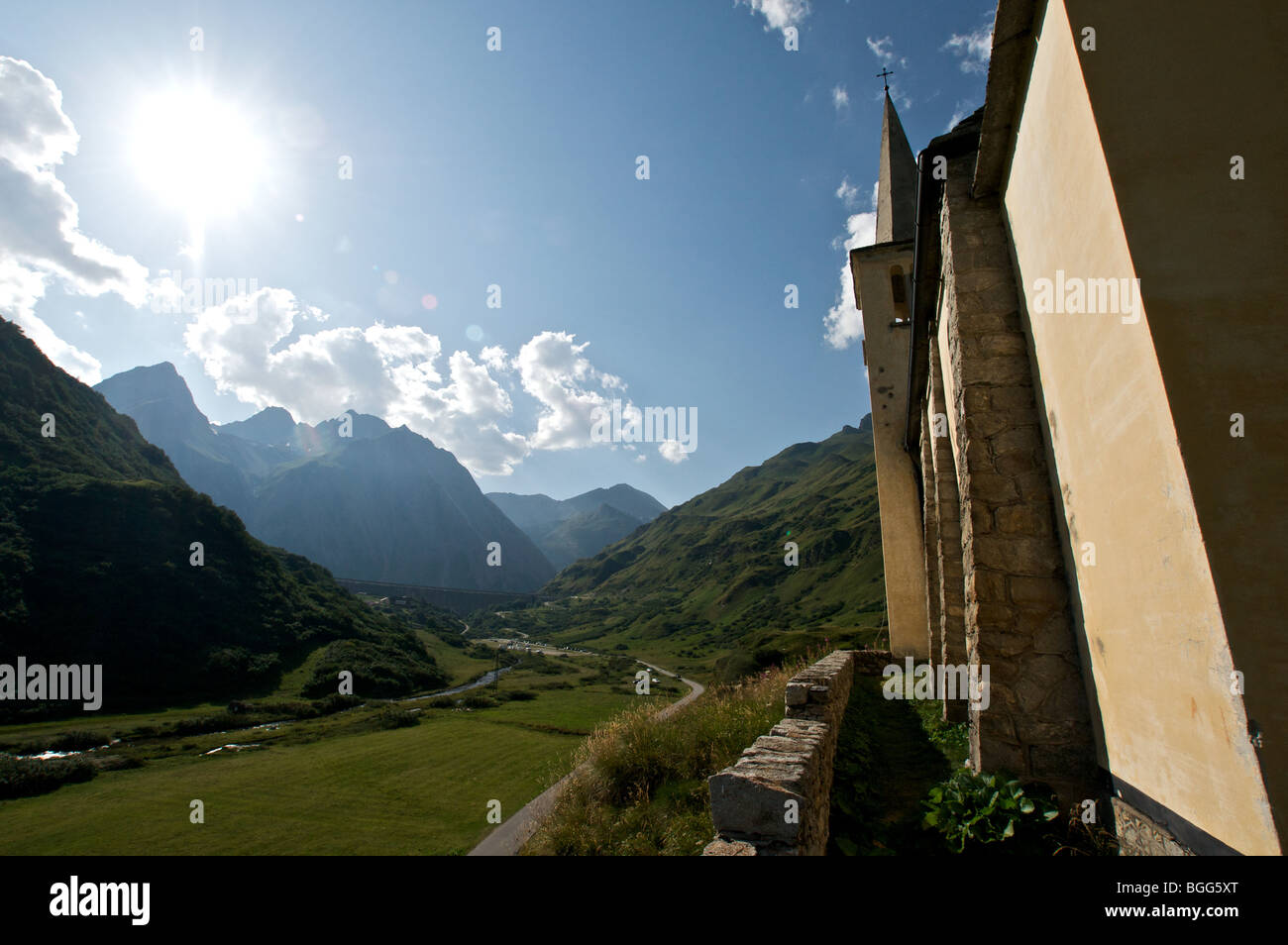 Ein Alpental, beleuchtet von der untergehenden Sonne Stockfoto