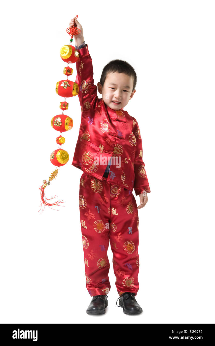 Junge im chinesischen traditionellen Kleidung mit Chinese New Year Dekoration Stockfoto