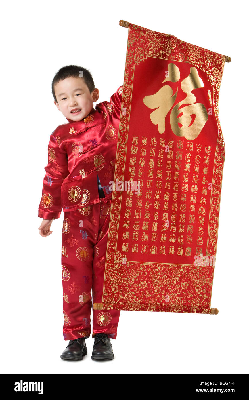 Junge im chinesischen traditionellen Kleidung mit Chinese New Year scroll Stockfoto