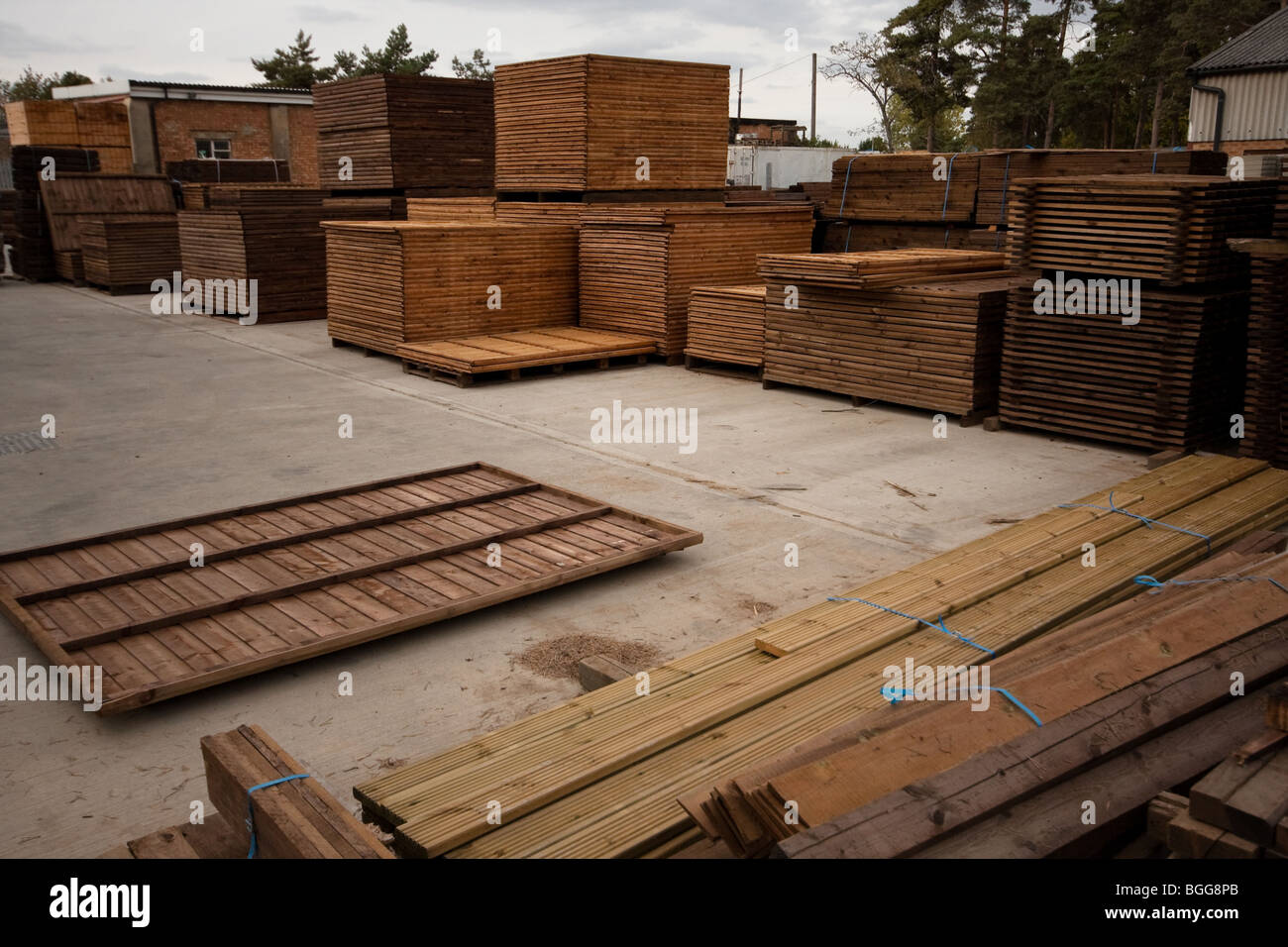 Moderne behandelt hölzerne Fechten in Stacks am Holzhändler, England Stockfoto