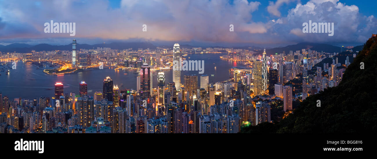 China, Hong Kong, Victoria Peak. Blick auf Hong Kong vom Victoria Peak. Die beleuchtete Skyline von Central befindet sich unterhalb der Gipfel Stockfoto