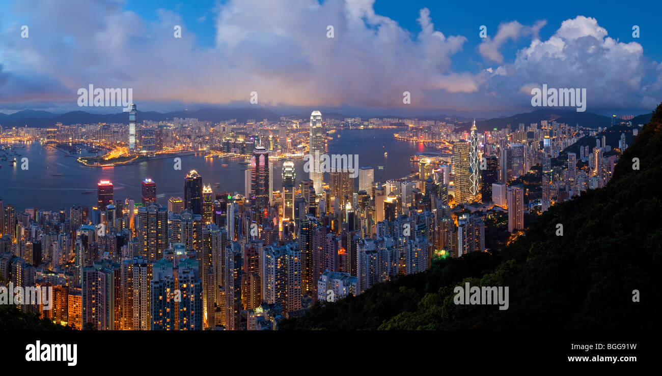 China, Hong Kong, Victoria Peak. Blick auf Hong Kong vom Victoria Peak. Die beleuchtete Skyline von Central befindet sich unterhalb der Gipfel Stockfoto