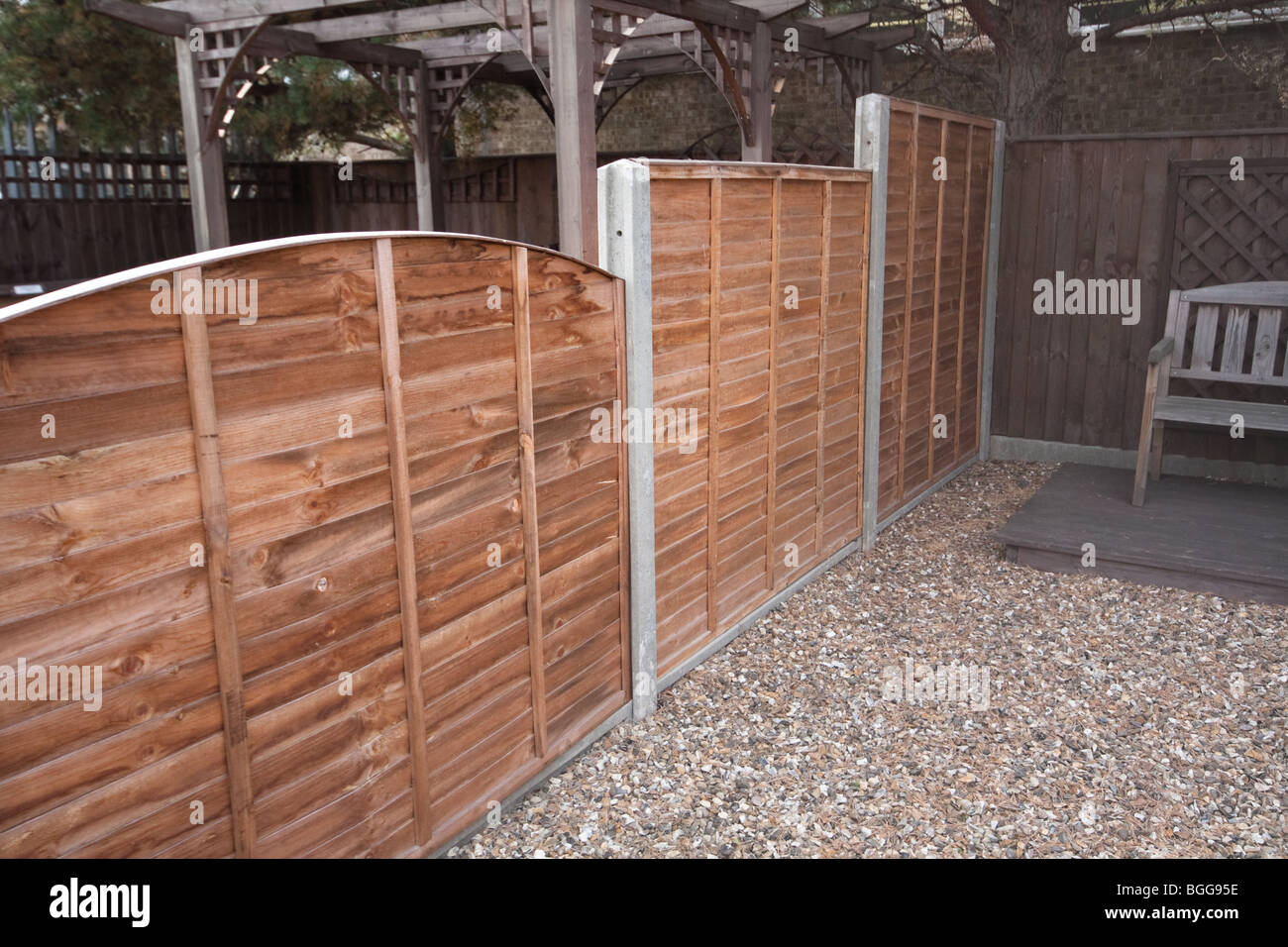 Moderne behandelt hölzerne Umzäunung mit Betonpfeilern an Holzhändler, England Stockfoto