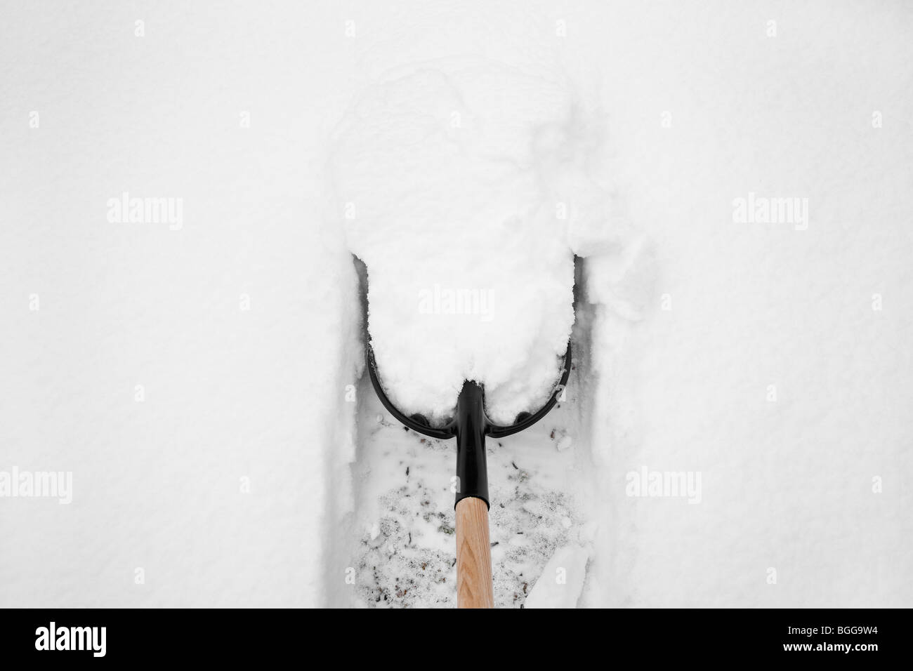 Snowscene, Schneeschaufel im Tiefschnee Stockfoto