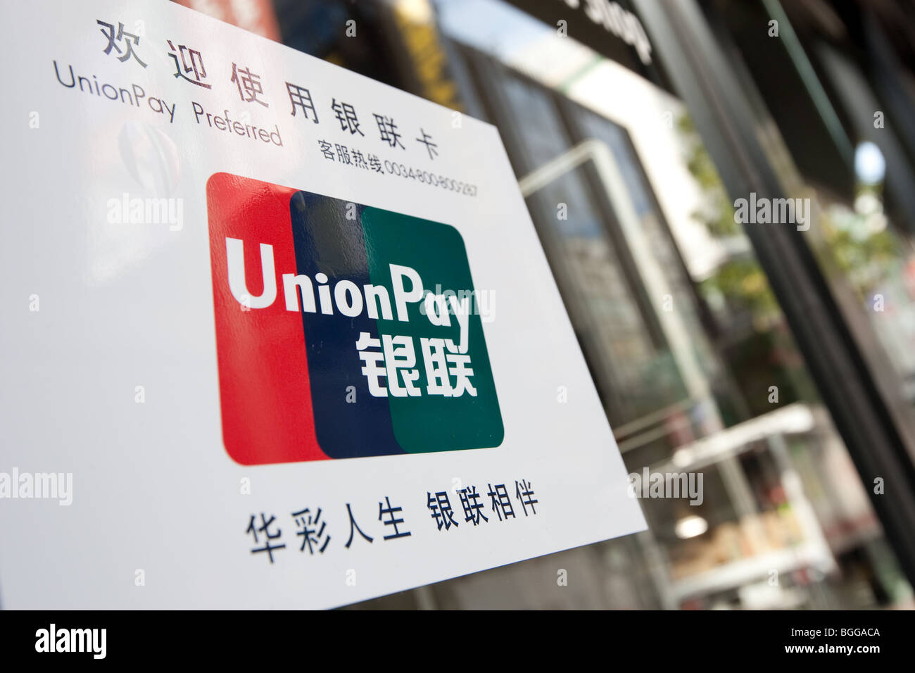 ein Schild an einem Schaufenster für Union zahlen chinesischen Kreditkarten, in einem Store in Tokio, Japan, Donnerstag, 7. Januar 2010. Stockfoto