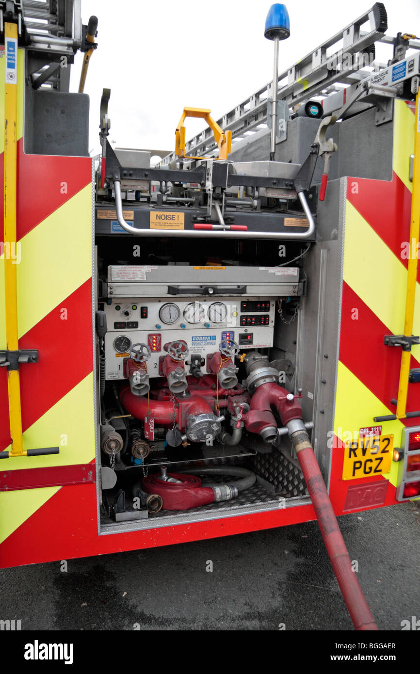 Blick auf die Rückseite von einem Londoner Feuerwehr Feuer Gerät (ein Mehrzweck Pumpe Leiter DPL). Stockfoto