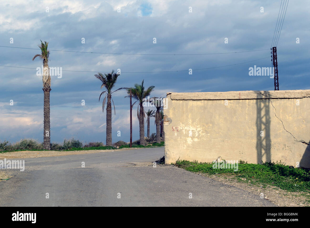 Leere Straße und Mauer in Reifen, der Libanon Stockfoto