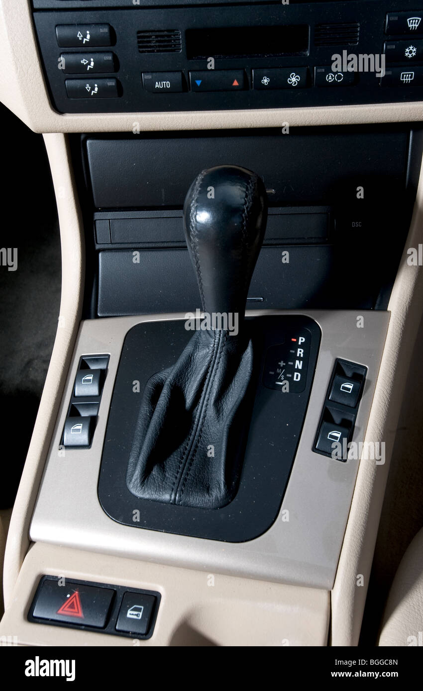 BMW 3er Reihe 330 Limousine - E46 Form gebaut von 1998 bis 2006 automatische Shift Wählhebel Stockfoto