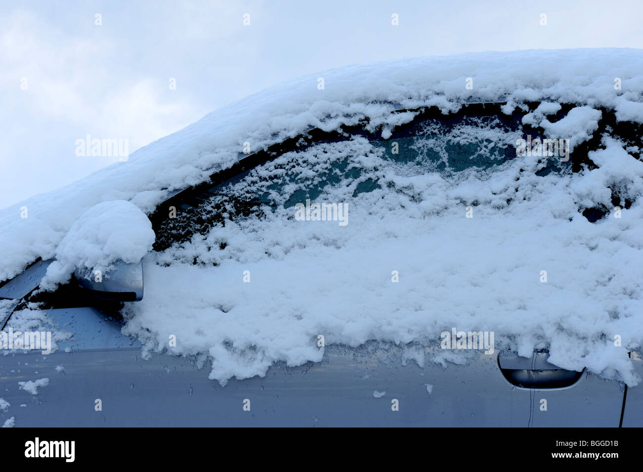 Schneebedeckte Auto Stockfoto