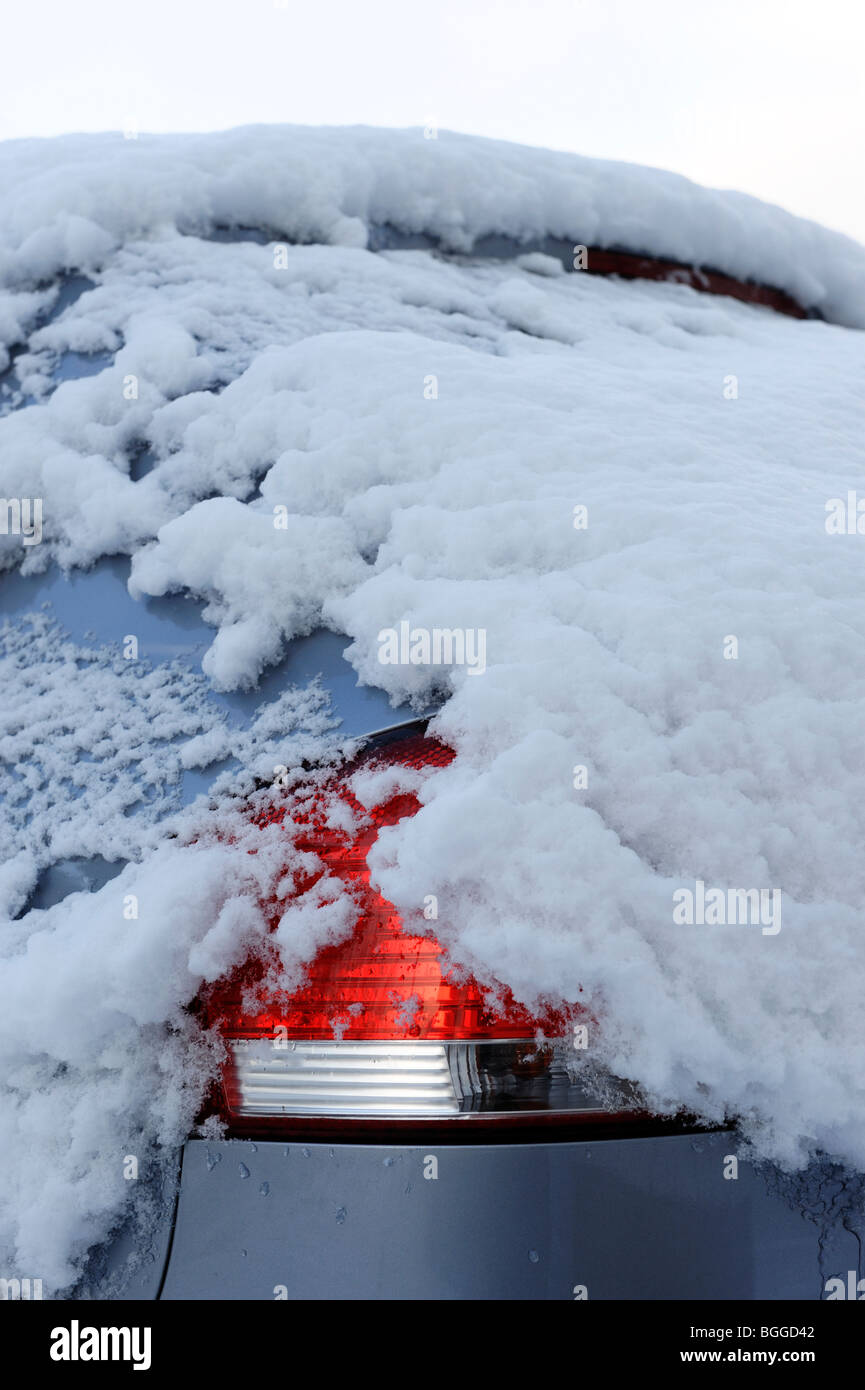 Schneebedeckte Auto Stockfoto