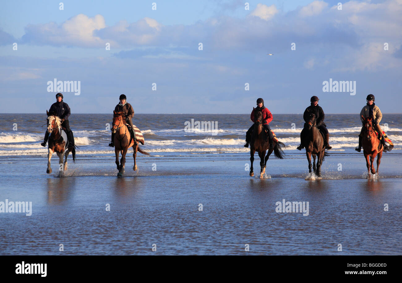 Fünf Reitern am Strand Reiten, Burnham Overy von Holkham am Silvester Tag 2010. Stockfoto