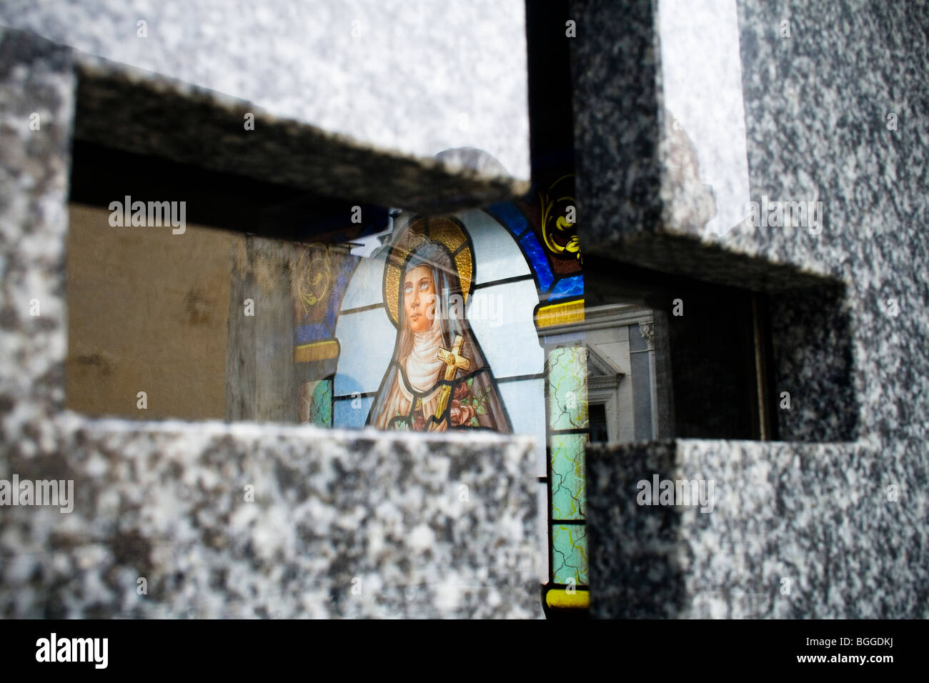 Ein buntes Spiegelbild eines Heiligen auf einem Grab im Friedhof La Recoleta, Buenos Aires, Argentinien Stockfoto