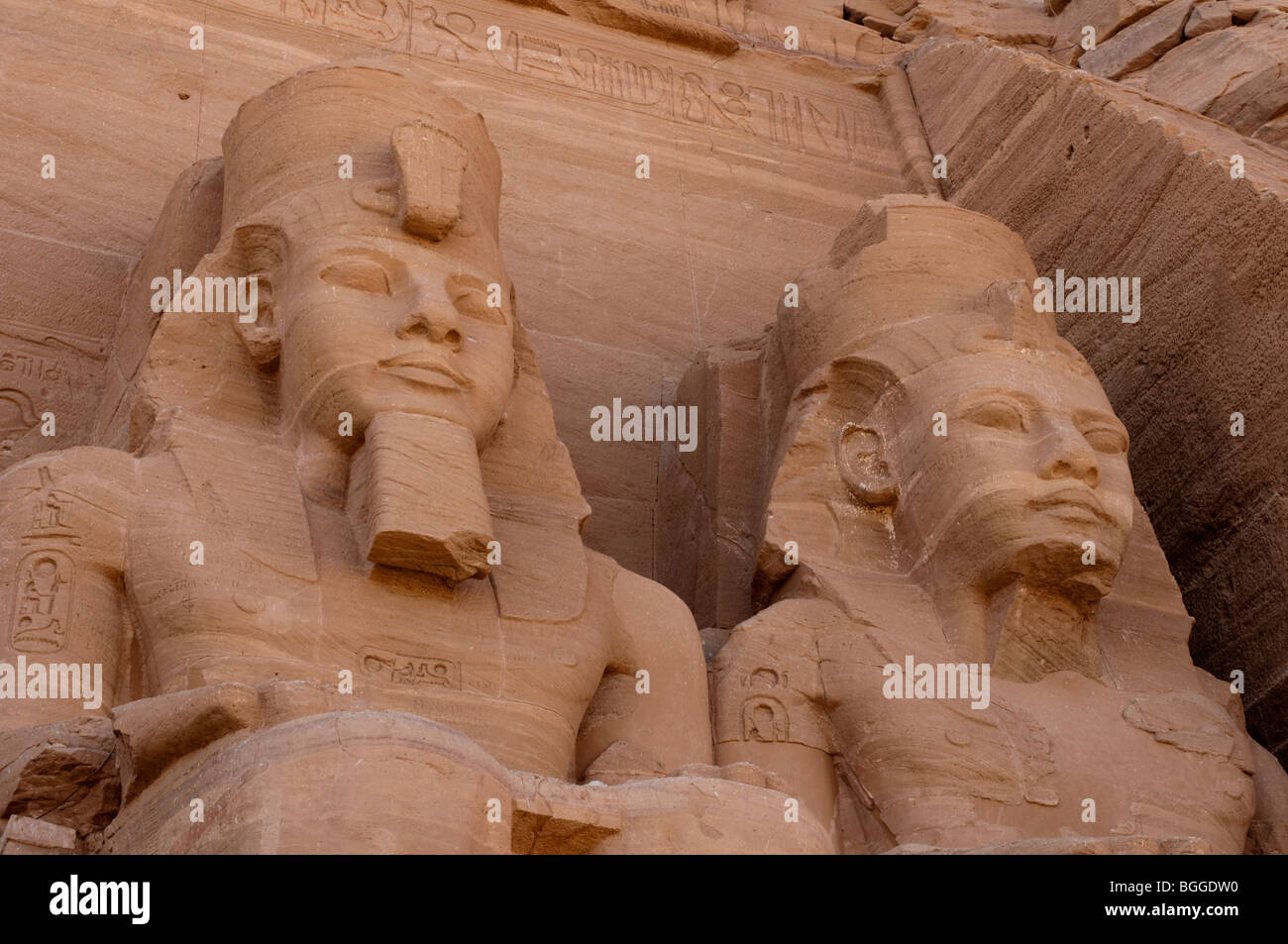 Statuen von König Ramses II. und Königin Nefertari an Abu Simbel, Ägypten Stockfoto