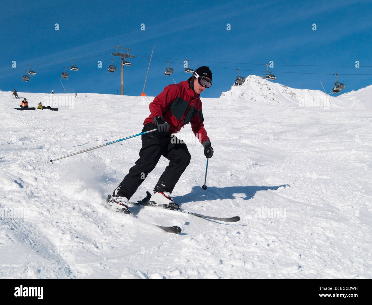 Männlichen Skifahrer in rote Jacke Skifahren auf verschneite Ski Pisten im  alpinen Ferienort. St. Anton am Arlberg-Tyrol-Österreich-Europa  Stockfotografie - Alamy