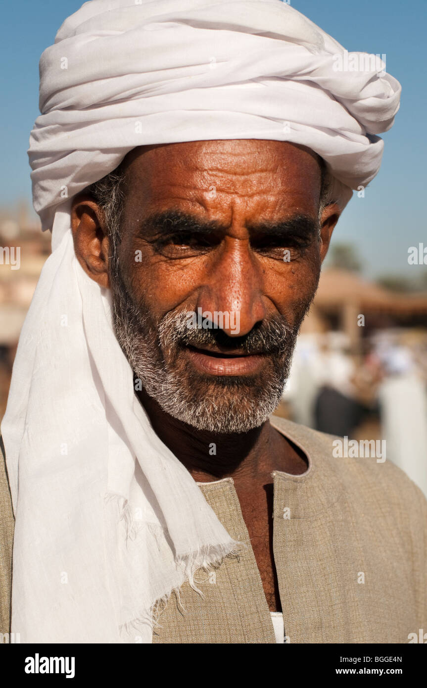 Porträt eines ägyptischen Mannes in einem Turban beim Verkauf Kamele in einem Markt entlang des Nils Stockfoto