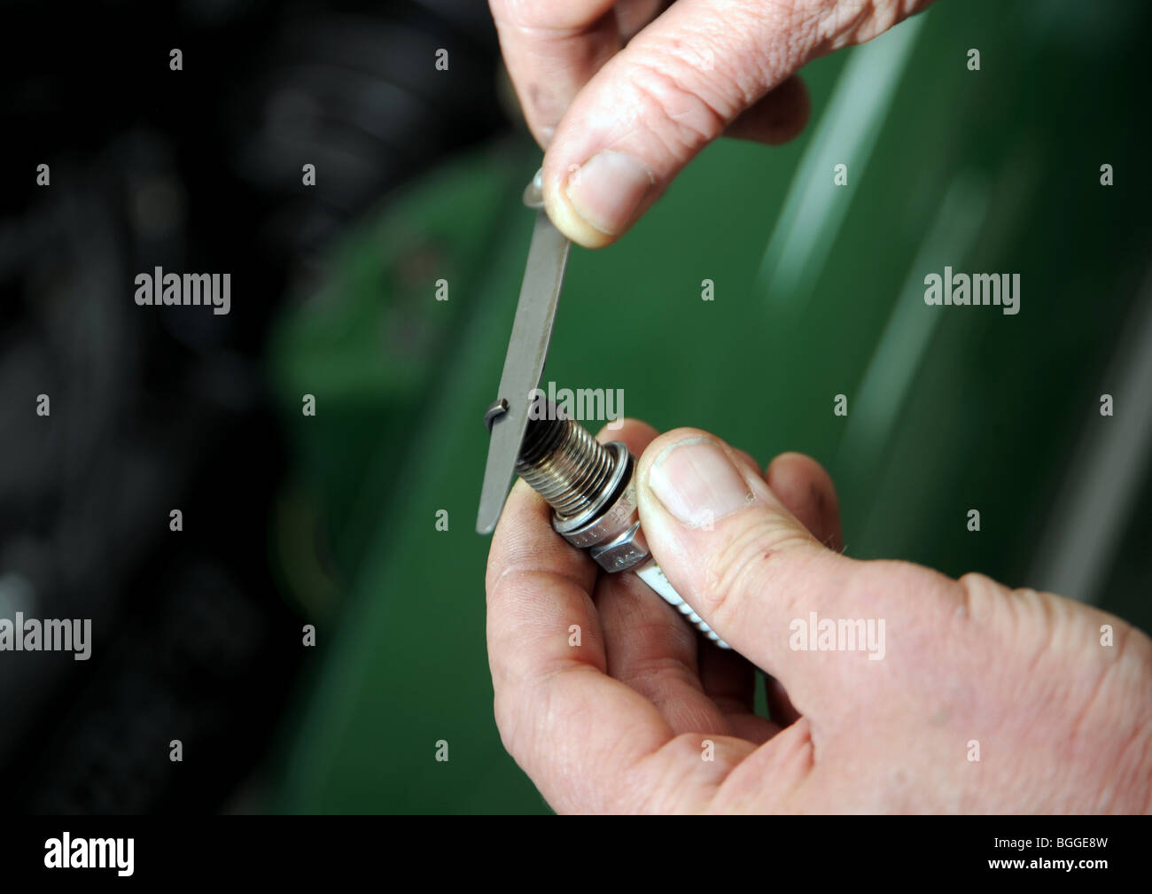 Autopflege - Lücken bilden eine Zündkerze-Elektrode mit einer Fühlerlehre  Messen im Rahmen eines Dienstes oder Fehlersuche Stockfotografie - Alamy