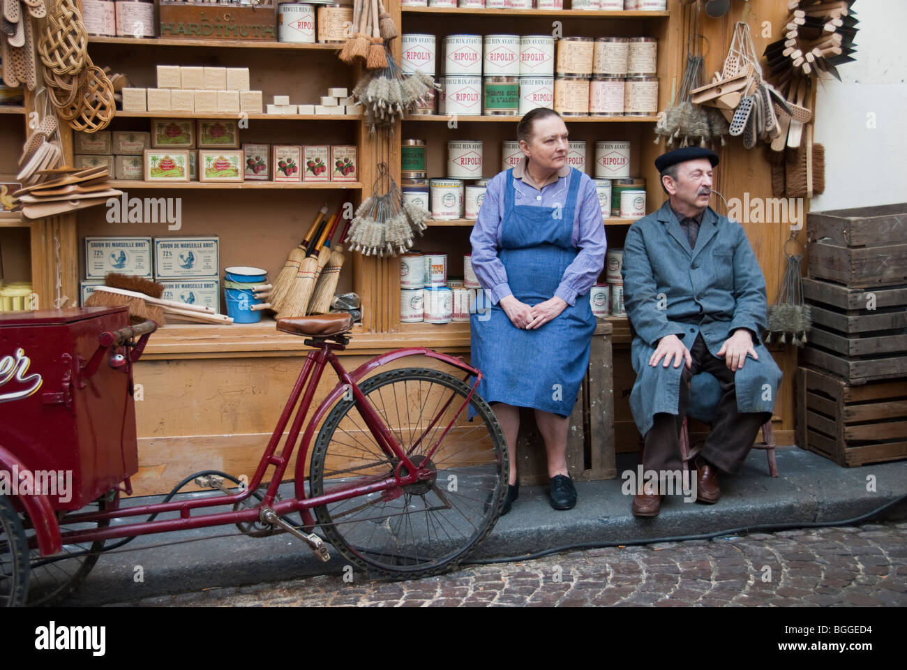 Schauspieler für den Beginn der Dreharbeiten für "Julie &amp; Julia" in Paris Markt warten. Stockfoto