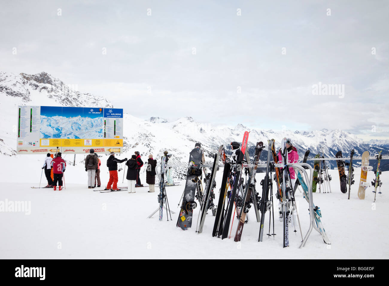St. Anton, Tirol, Österreich. Ski, ski-Racks, Skifahrer, Ski Arlberg Pistenplan und heben Infotafel vom Galzig Talstation Stockfoto
