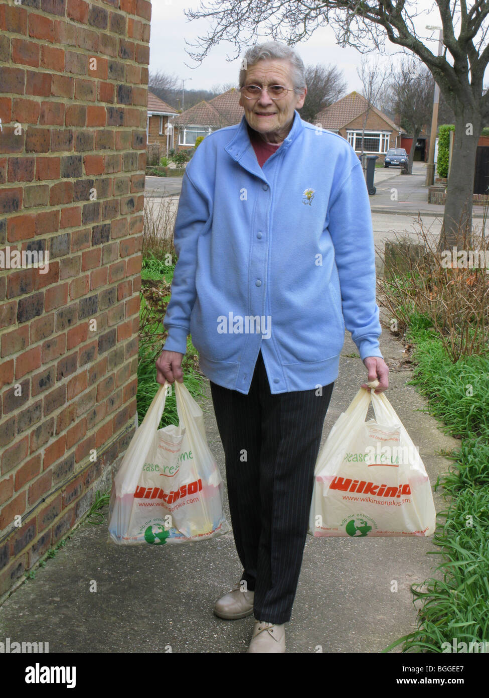 ältere Frau freundlich Kunststoffträger Einkaufstaschen wiederverwendbare biologisch abbaubare Wickelmaterial Stockfoto