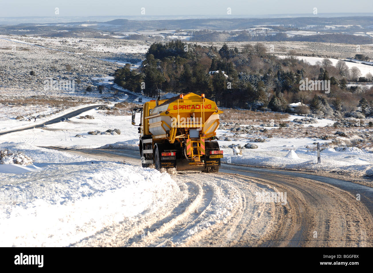 Knirschte mit LKW, die Verbreitung von Splitt auf Dartmoor Devon am Haytor Stockfoto