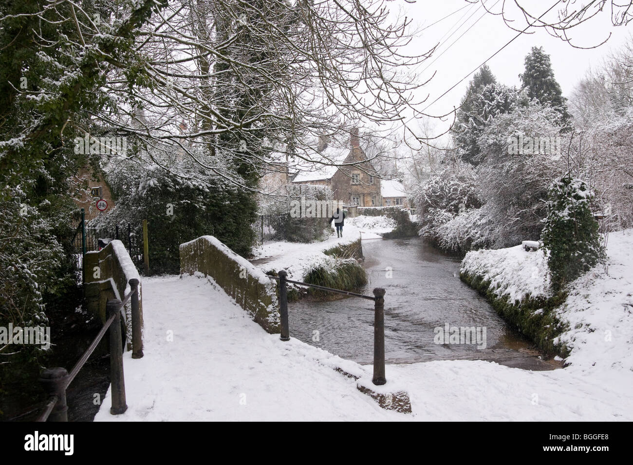 Die Pack Horse Bridge und ford in Bide Brook, Lacock im Winterschnee.Wiltshire England Großbritannien Stockfoto