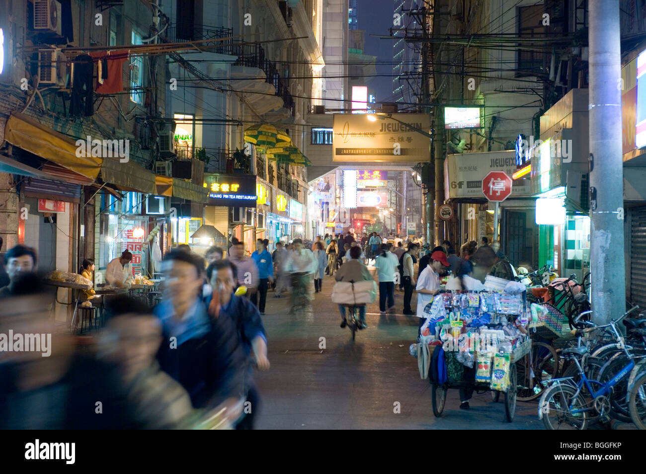 Nanjing Road Einkaufsviertel in der Nacht, Shanghai, China Stockfoto