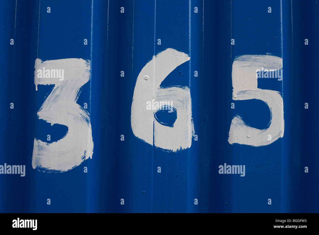 Handbemalte Zahlen von drei hundert und sechzig fünf zeigen eine Straßenadresse und auch die 365 Tage des römischen Kalenderjahres Stockfoto