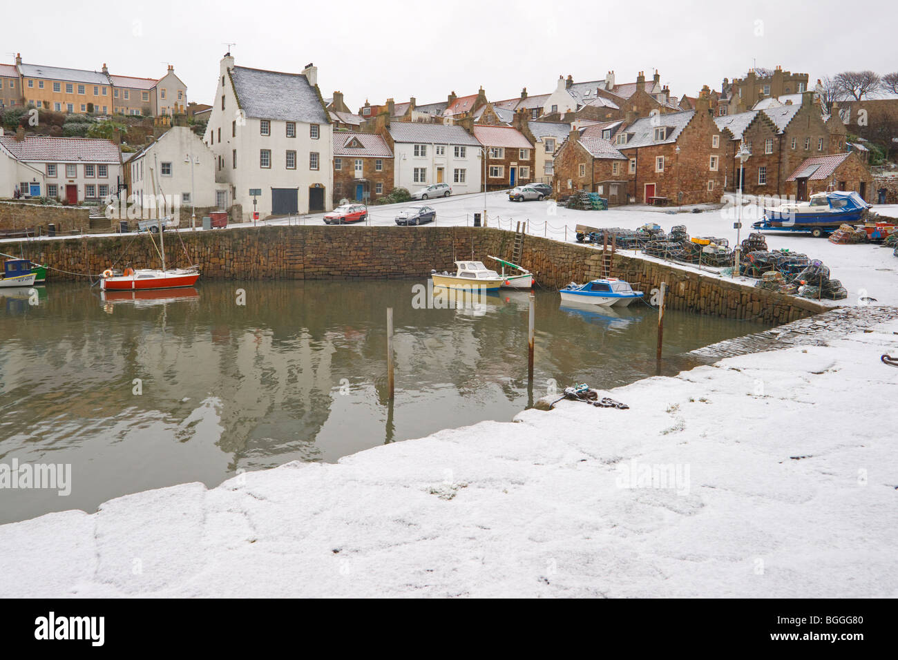 Crail Harbor im Schnee. Neuk of Fife, Coastal Path, Schottland, Großbritannien Stockfoto