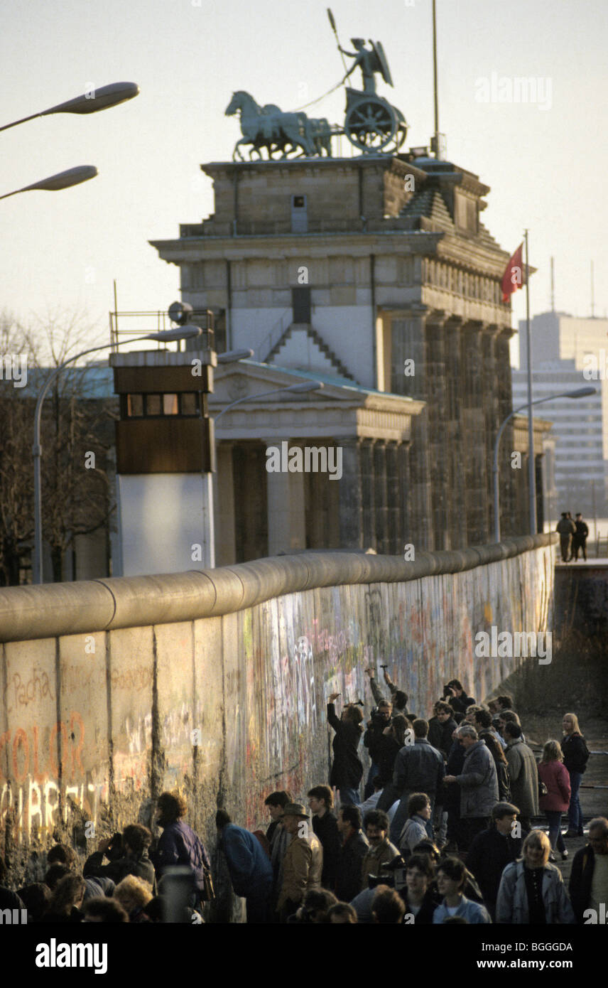 Fall der Berliner Mauer: Menschen Ziselierung Stücke abseits die Mauer am Brandenburger Tor, Berlin, Deutschland Stockfoto