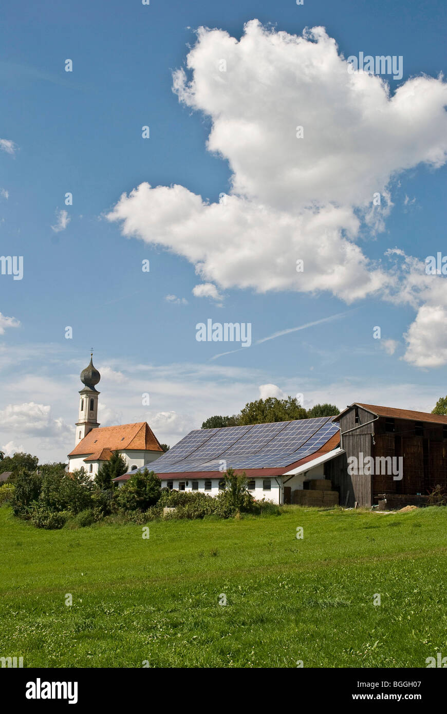 Solaranlage auf einem landwirtschaftlichen Gebäude in Bayern, Deutschland Stockfoto