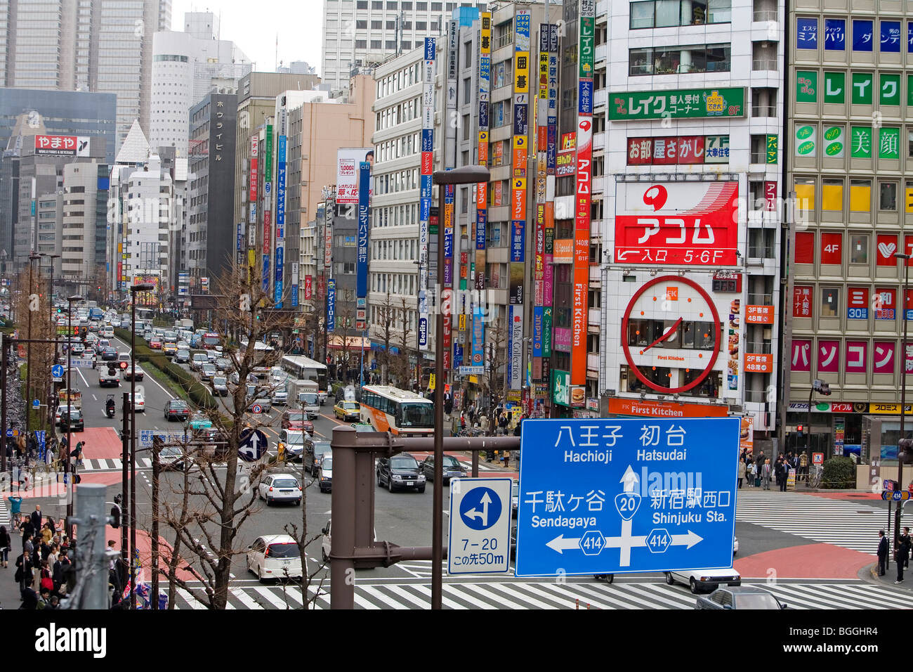 Blick auf eine belebte Straße, Tokio, Japan, erhöhte Ansicht Stockfoto