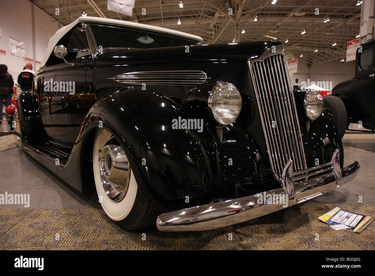 Benutzerdefinierte Vintage classic Luxus schwarze amerikanische Retro-Autos auf dem Display an einer Auto-lokale indoor-Auto-show Stockfoto