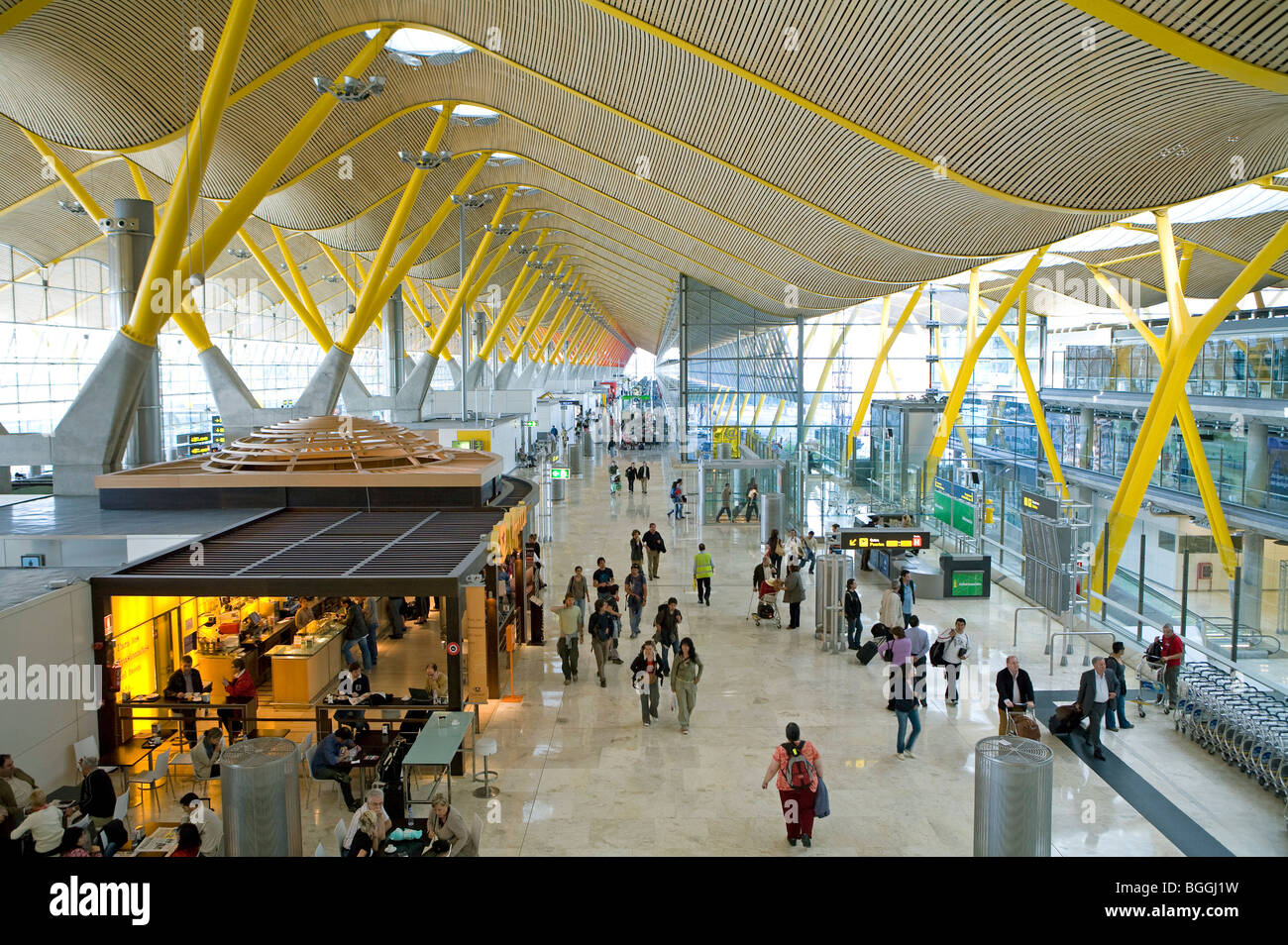 Personen in einem Flughafen-Terminal, Madrid, Spanien, hoher Winkel anzeigen Stockfoto