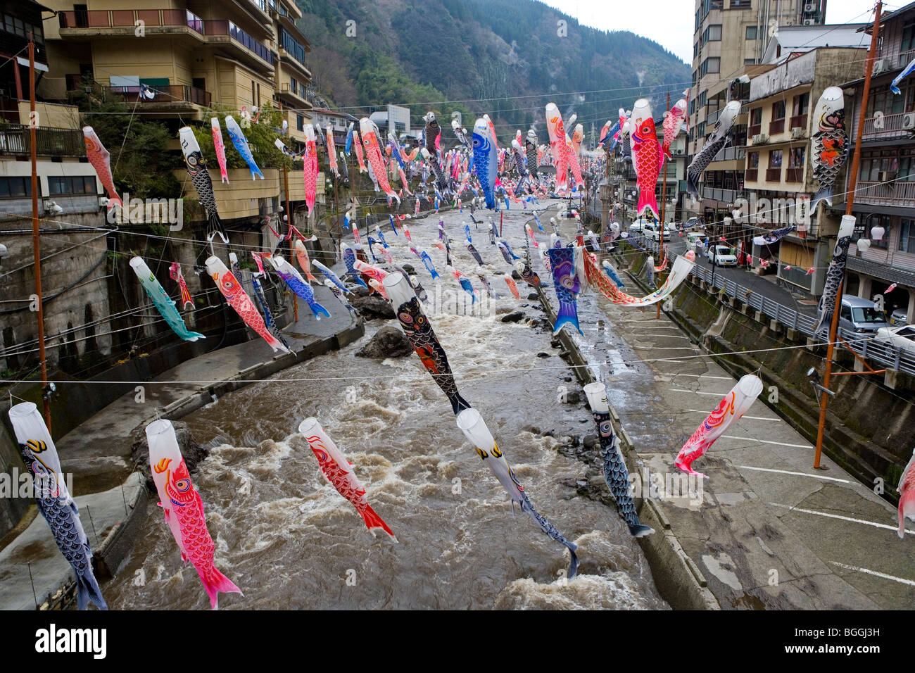 Karpfen-förmigen Wind Socken hängen über einem Fluss, Oguni, Kyushu, Japan, hoher Winkel anzeigen Stockfoto