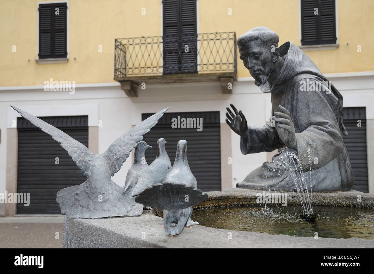 Brunnen mit Statue des Heiligen St. Francis mit Tauben oder Tauben von Giovan Battista Ricci in Vigevano Lombardei Italien Stockfoto