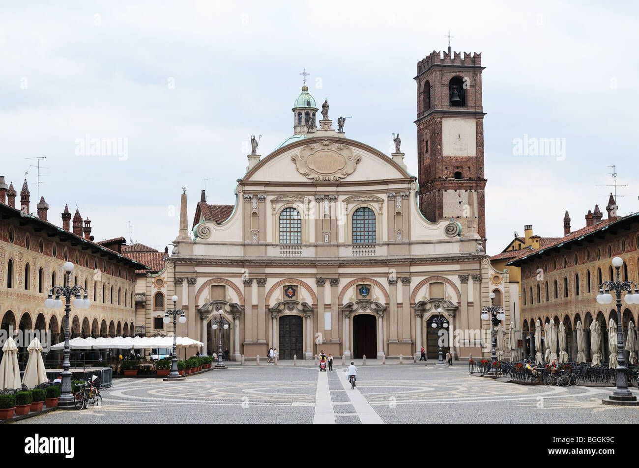 Piazza Ducale Vigevano Italien mit 17. Jahrhundert Kathedrale oder Dom entworfen von Antonio da Lonate mit konkaven Barockfassade Stockfoto