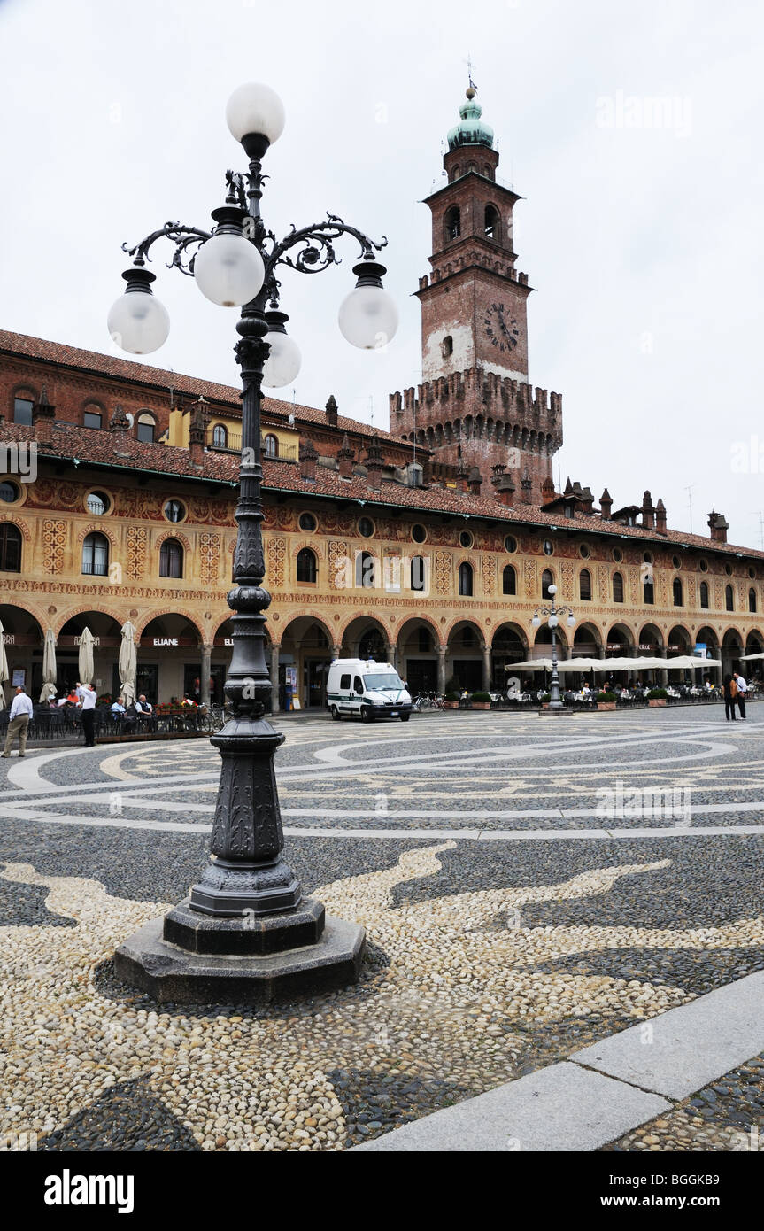 Straßenlaterne und Bramante Turm im Castello Sforzesco in Piazza Ducale Vigevano Lombardei Italien mit Arkaden oder portaci Stockfoto