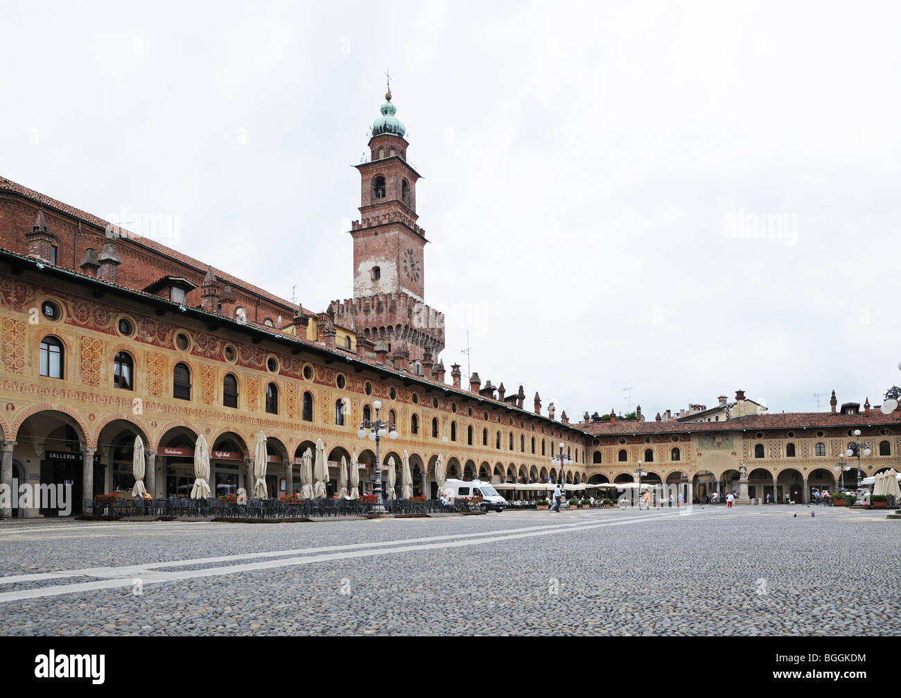 Bramante Turm im Castello Sforzesco in Piazza Ducale Vigevano Lombardei Italien mit Arkaden oder Portaci im Vordergrund Stockfoto