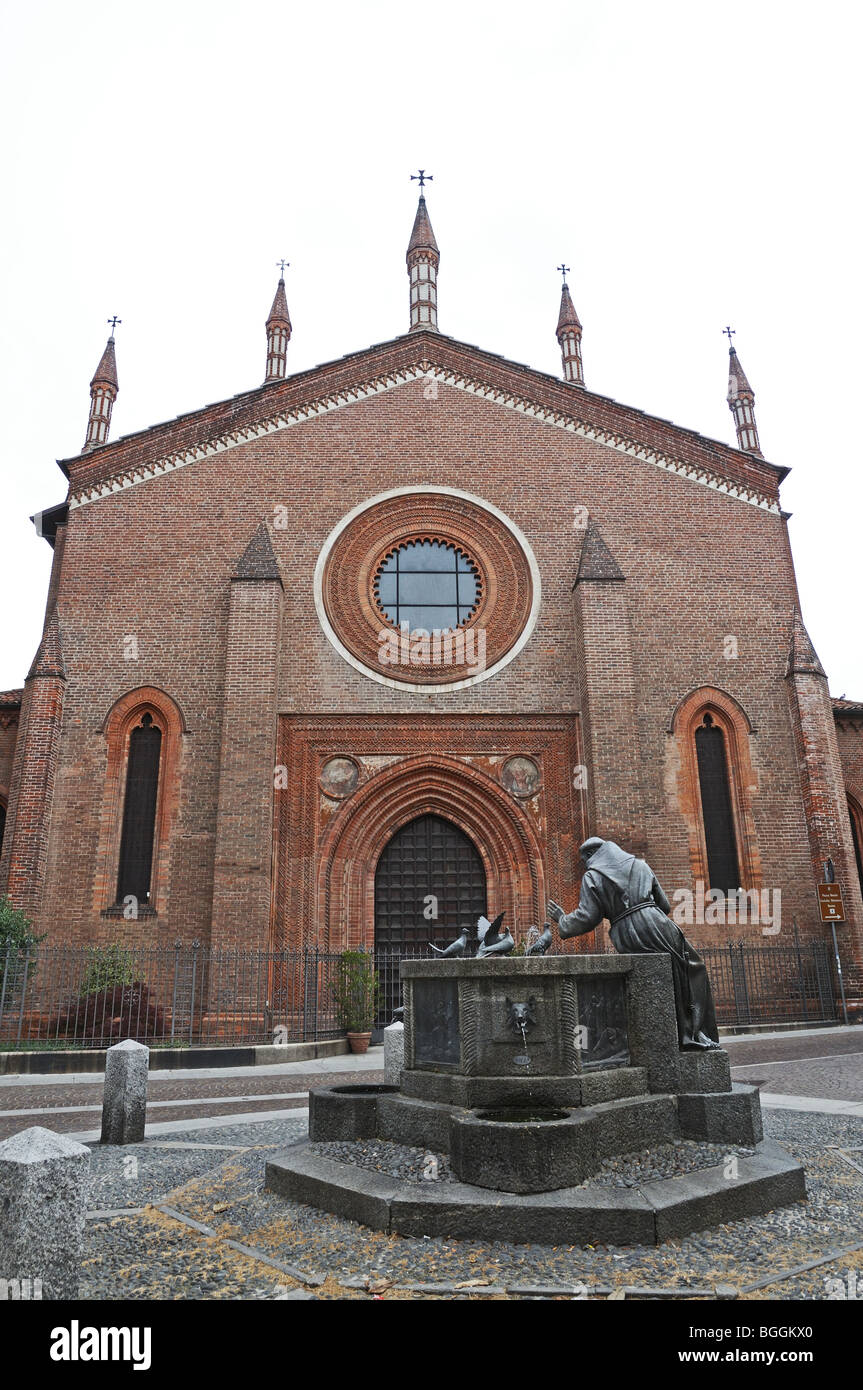 Gemauerte gotische Kirche des Heiligen St Francis Vigevano Lombardei Italien Lombardia Italia mit Brunnen und Statue des Heiligen Stockfoto
