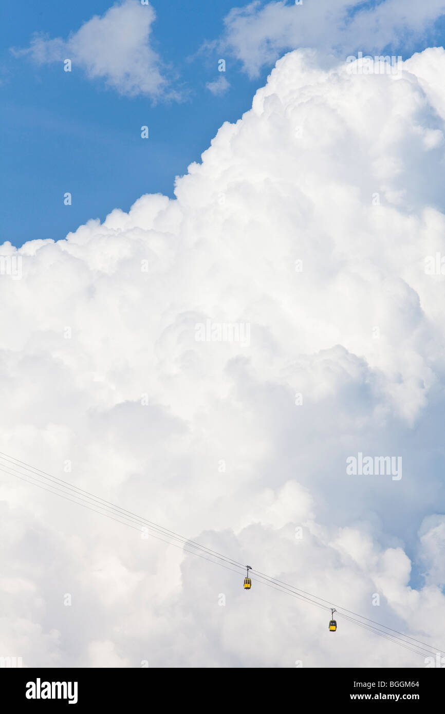 Seilbahnen vor einem Cumulus Wolke, Zillertal, Österreich, hohen Winkel anzeigen Stockfoto