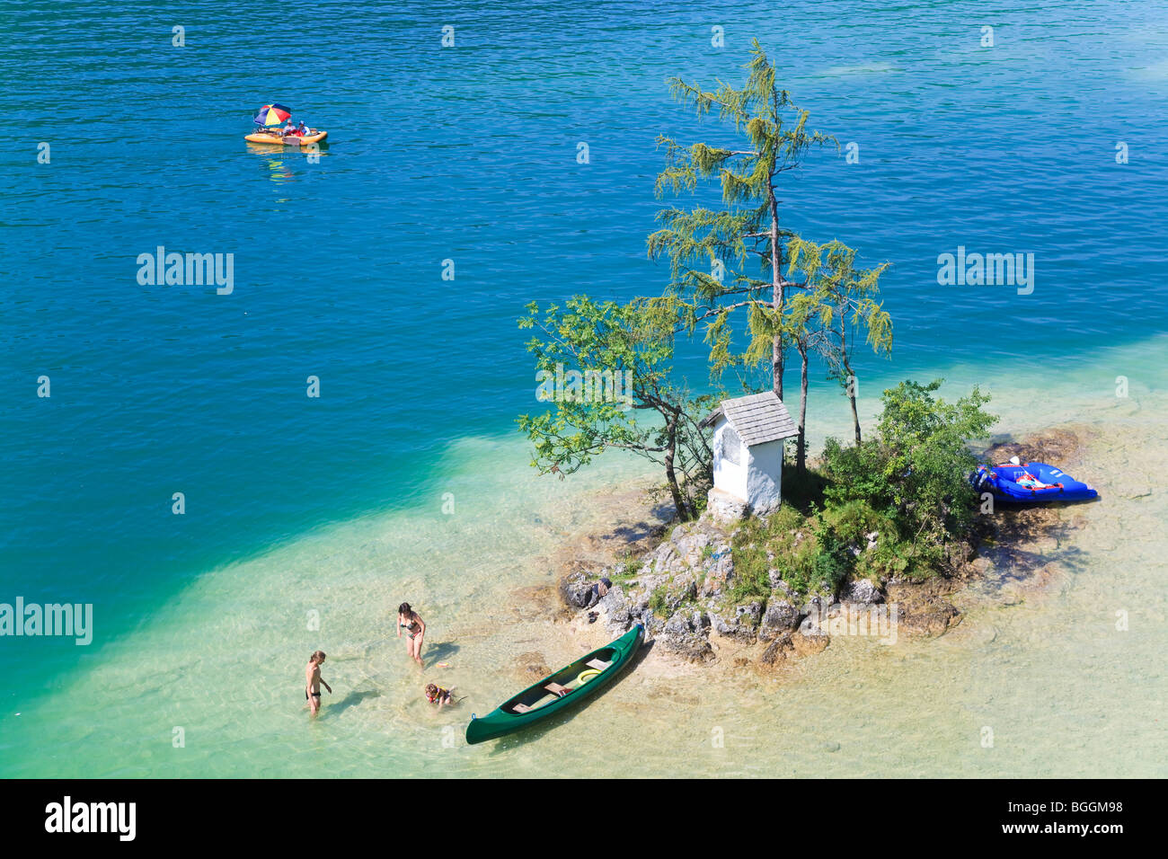 Familie auf einer kleinen Insel, Salzkammergut, Österreich, Vogelperspektive Stockfoto