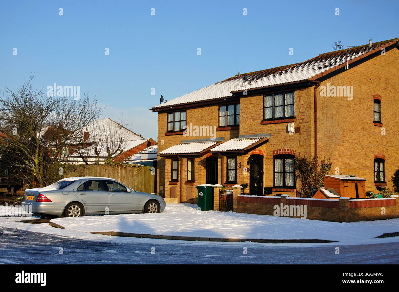 Haus und Auffahrt im Schnee, Stanwell Moor, Surrey, England, Vereinigtes Königreich Stockfoto