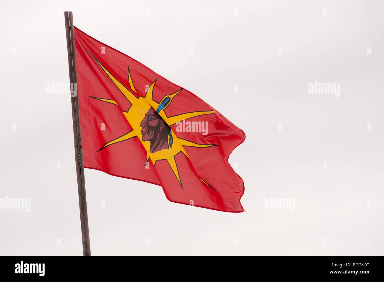 Eine Mohawk-Krieger-Gesellschaft-Flagge weht auf einem Grundstück in der Huron-Reserve von Wendake Stockfoto