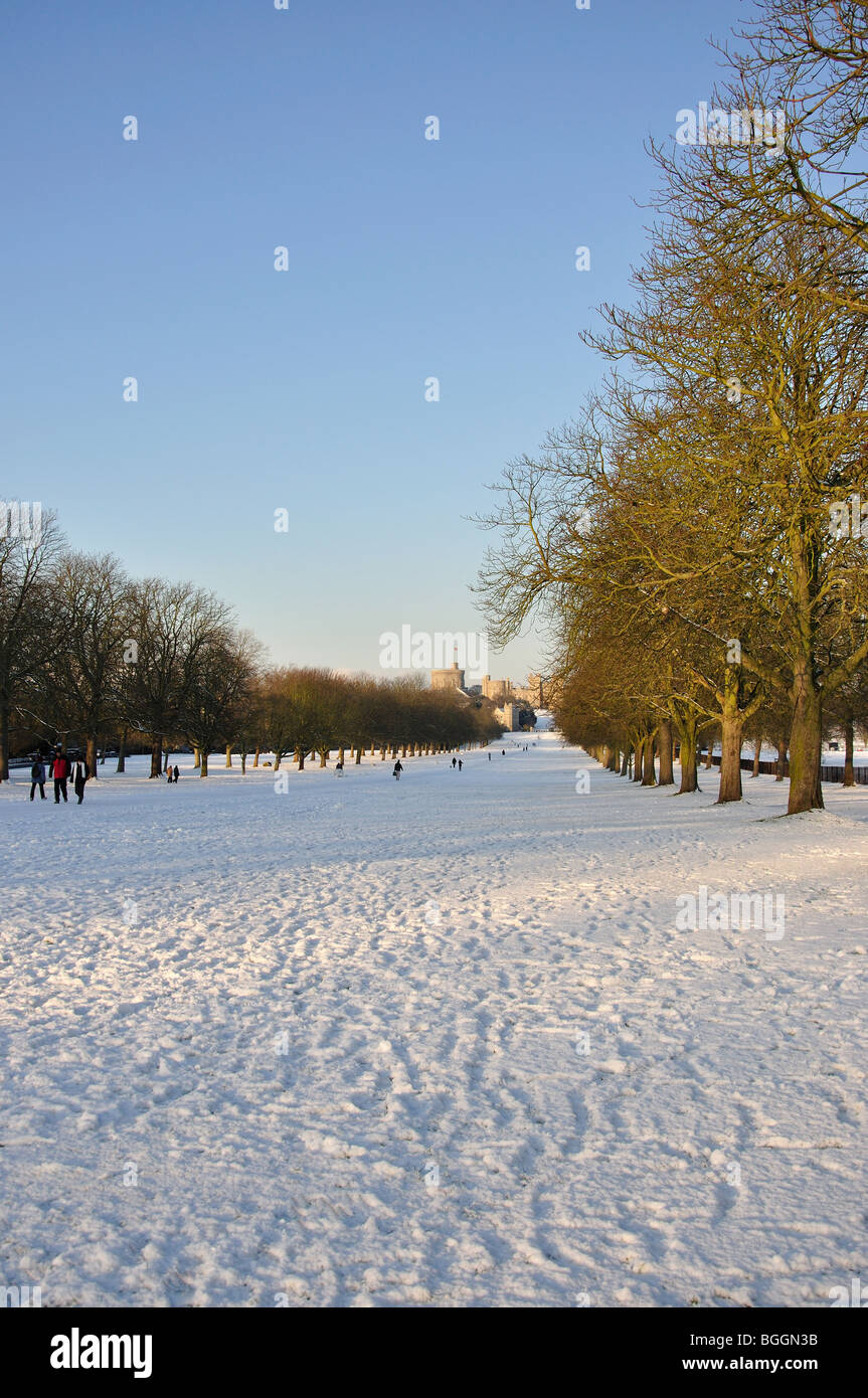 Long Walk im Winterschnee, Schloss Windsor, Windsor, Berkshire, England, Vereinigtes Königreich Stockfoto