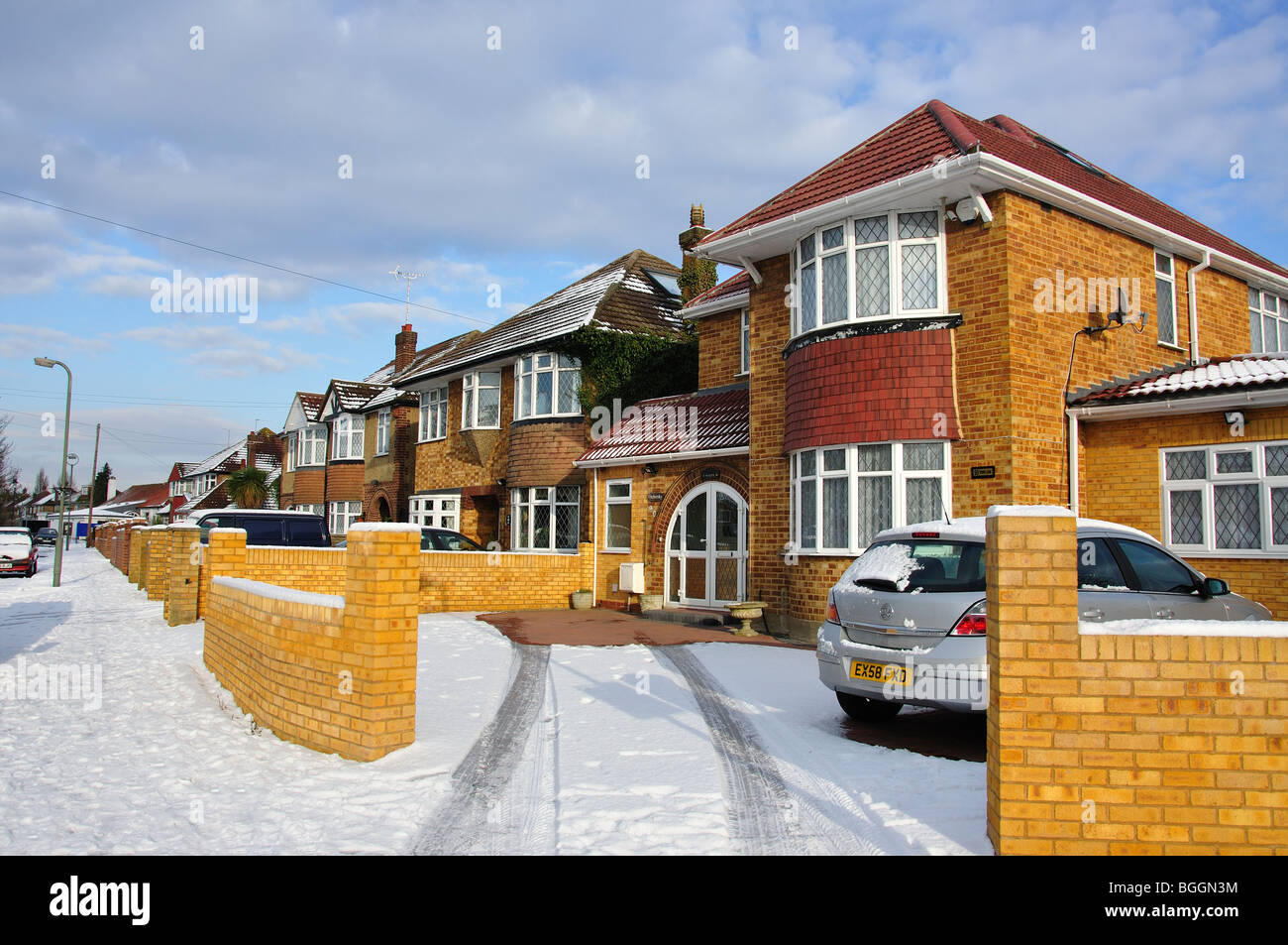 Häuser und Auffahrt in Schnee, Stanwell, Surrey, England, Vereinigtes Königreich Stockfoto