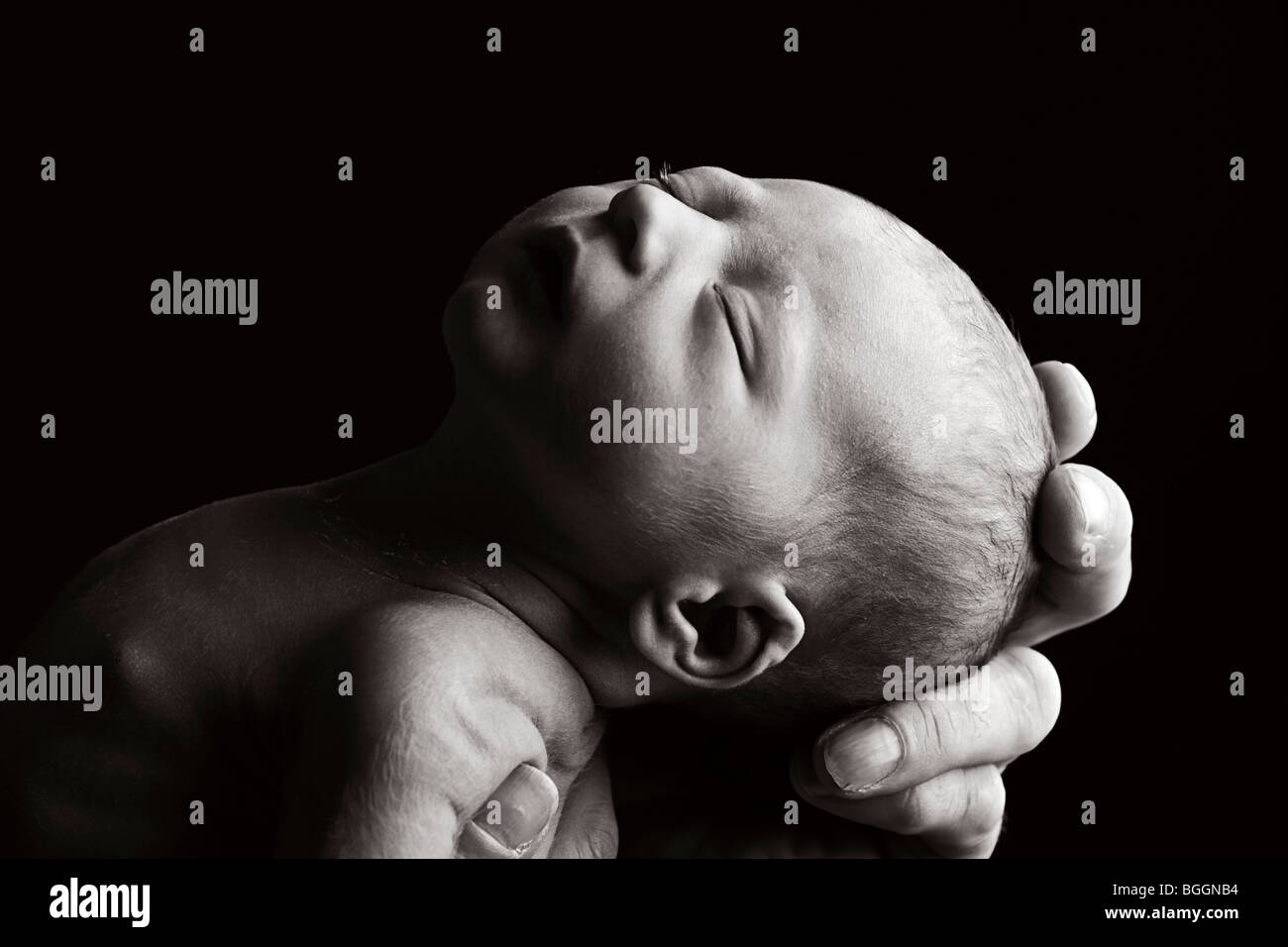Schöne zentrale Flachschuss von des Vaters Hand hält ein neues Kind geboren Stockfoto