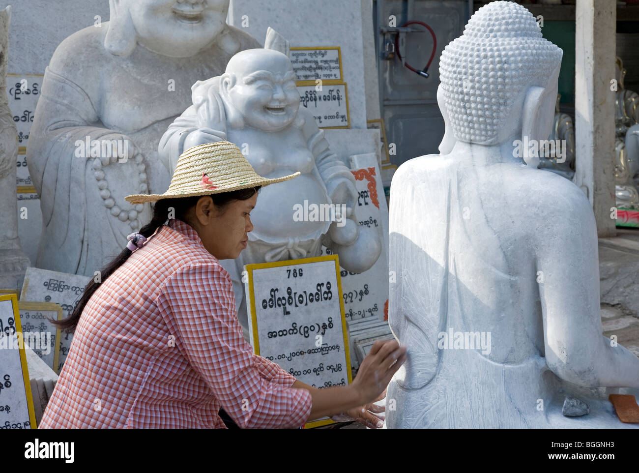 Frau Polieren Marmor Buddha Skulptur. Marmor-Workshop. Mandalay. Myanmar. Stockfoto