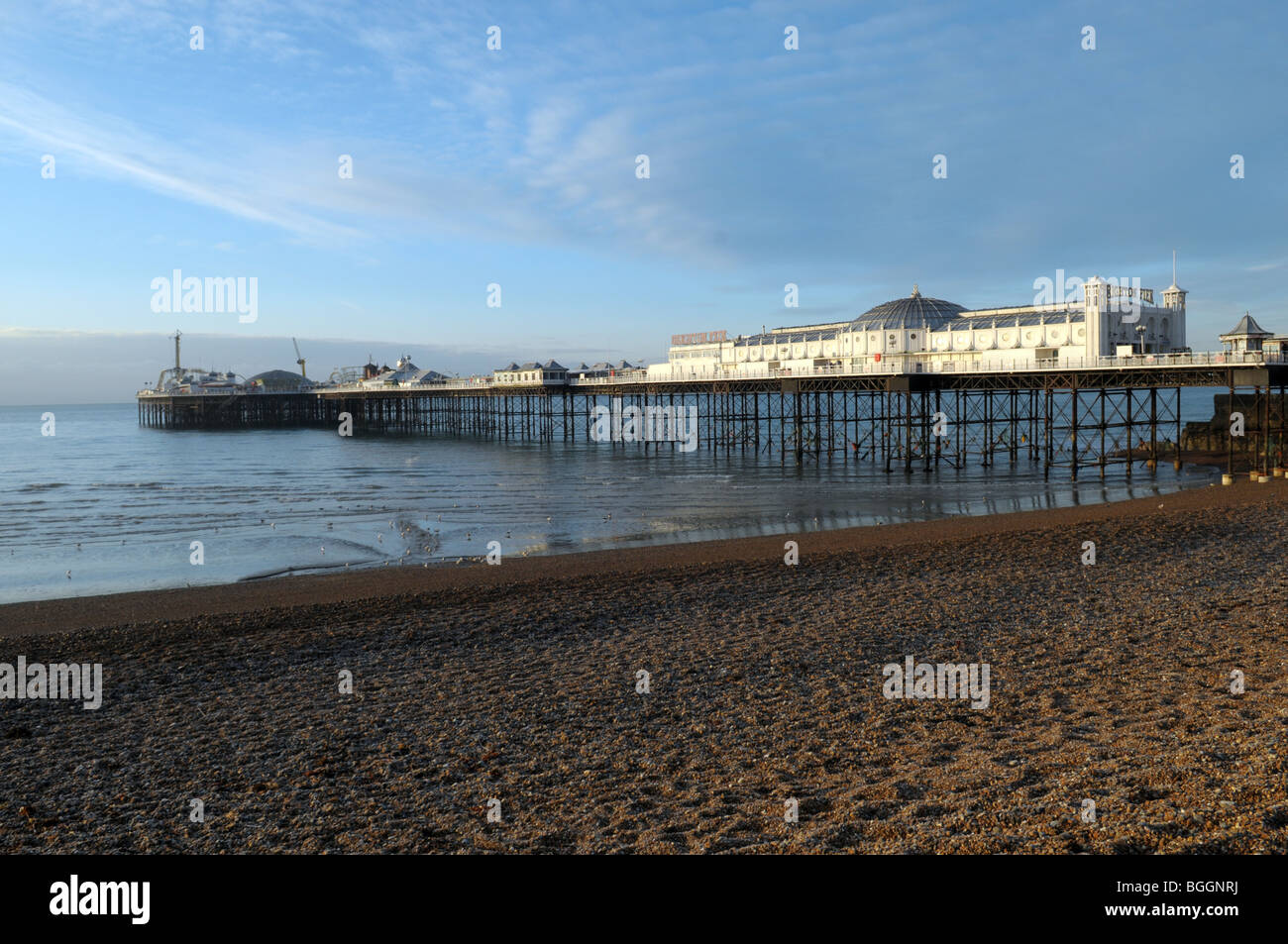 Am frühen Morgen Wintersonne leuchtet Pier von Brighton an der Südküste von England. Stockfoto