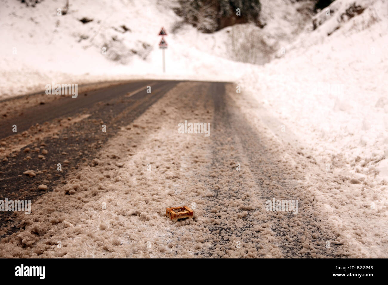 Winterschnee bringt Störungen in Somerset, eine Autobahn-Kluft "Cats Eye" die Straße durch ein Schneepflug Januar 2010 zog Stockfoto